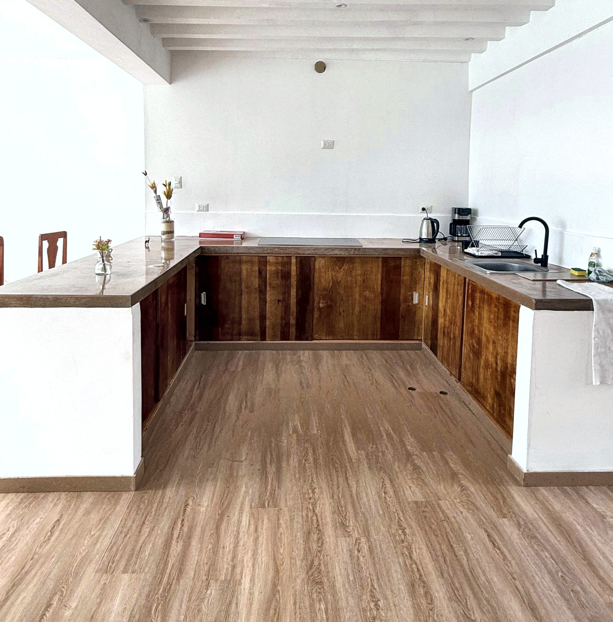 Full kitchen with breakfast bar